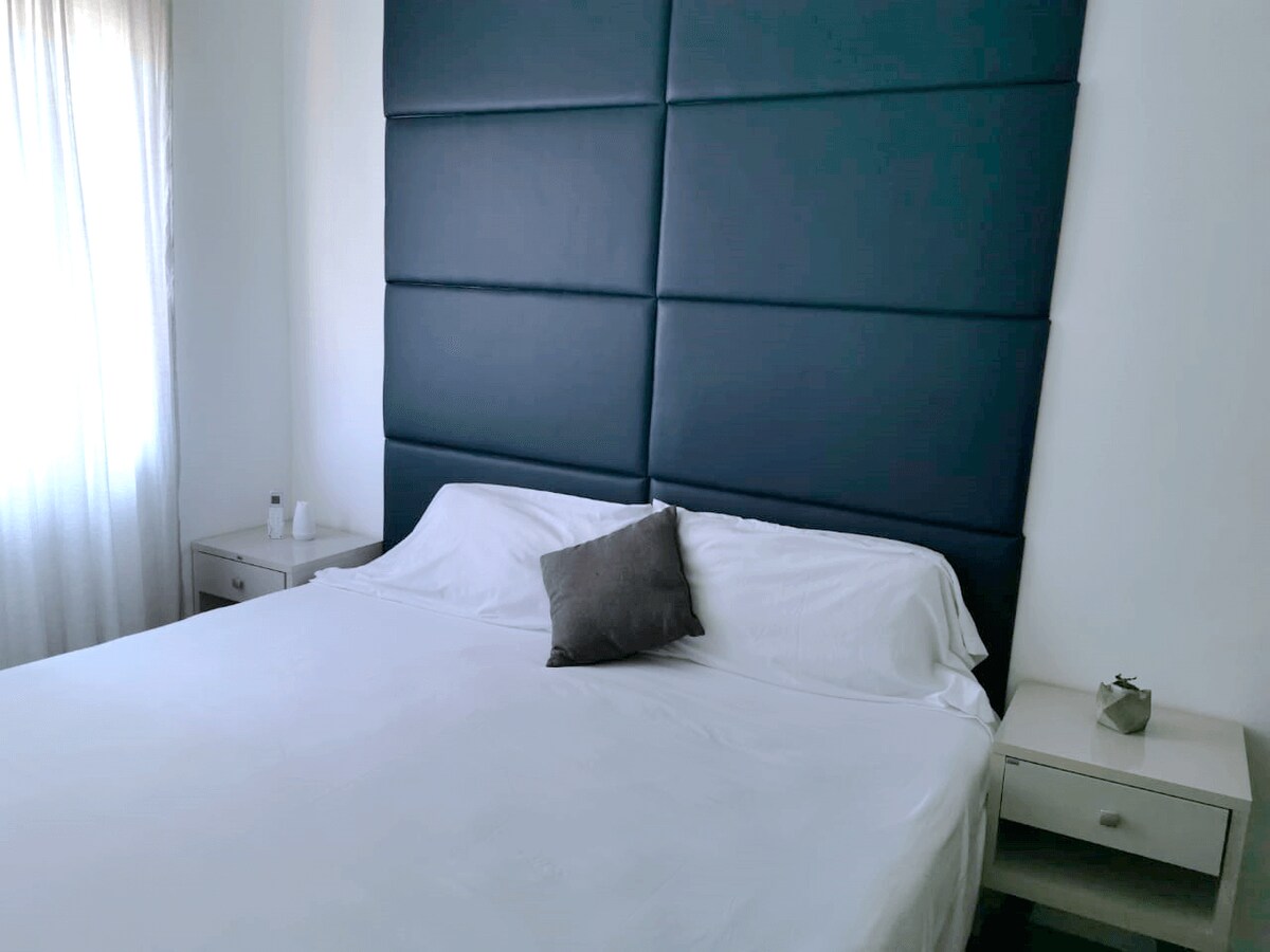 Secundaire slaapkamer, met kingsize, airco en kast.