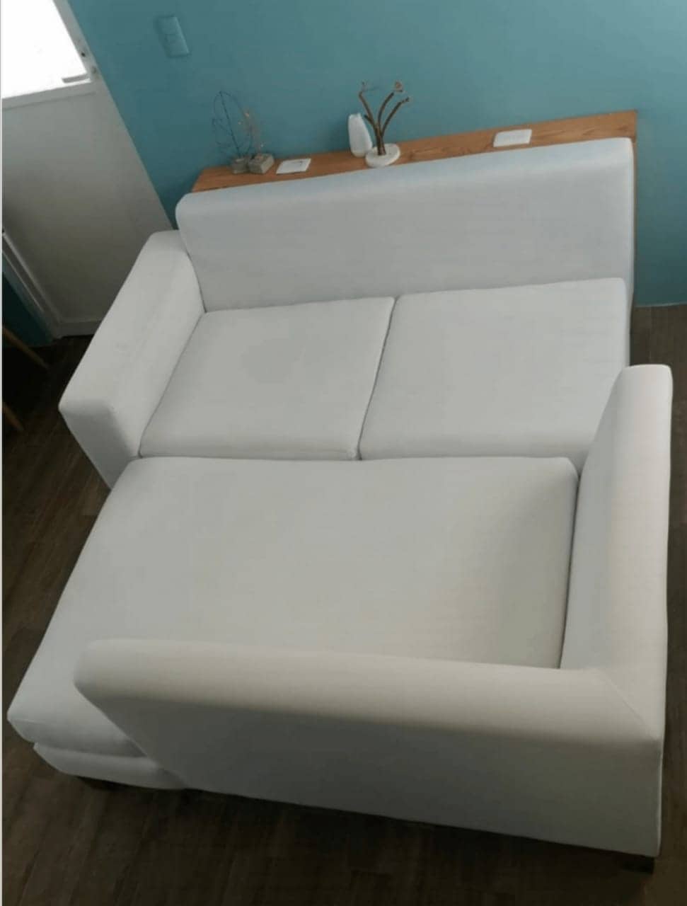 Slaapbank, gelegen in de woonkamer, door mee te doen op deze manier, verandert in een iets kleiner bed dan een tweepersoonsbed. De ondersteuning is vrij comfortabel dat je uitstekende nachten kunt ontspannen. Voor de bank vind je de tv