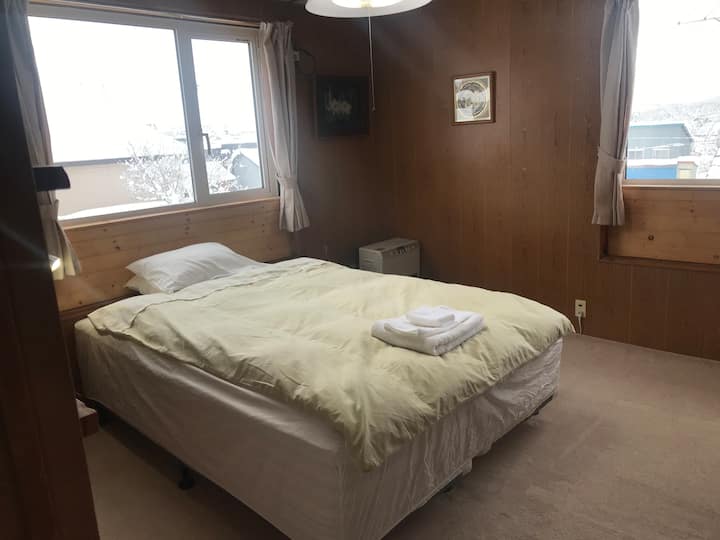 ห้องนอนชั้นบน 2 เตียงเดี่ยว 2 เตียงหรือเตียงคู่ควีนไซส์