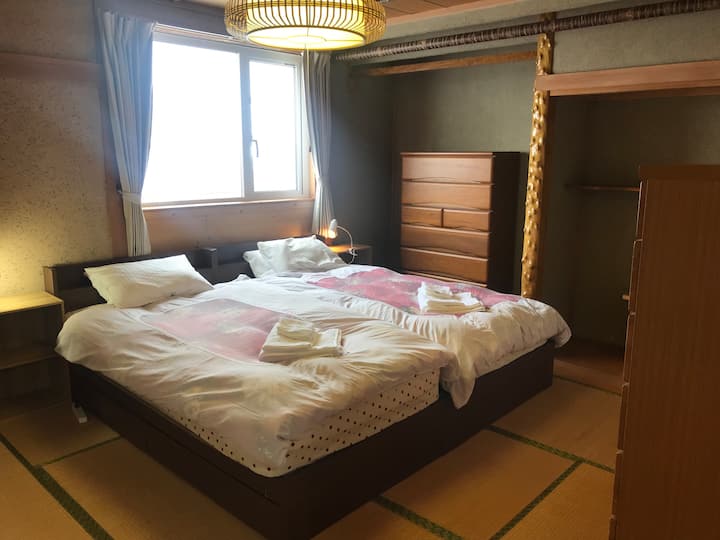 ห้องนอนชั้นบน 1 เตียงเดี่ยว 2 เตียงหรือเตียงคู่ขนาดคิงไซส์