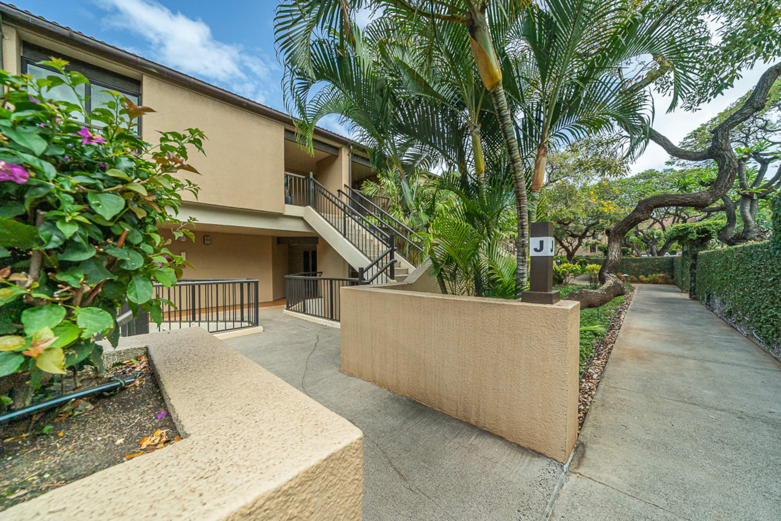 Condo in Lahaina · ★4.85 · 2 bedrooms · 3 beds · 2 baths - Image 39