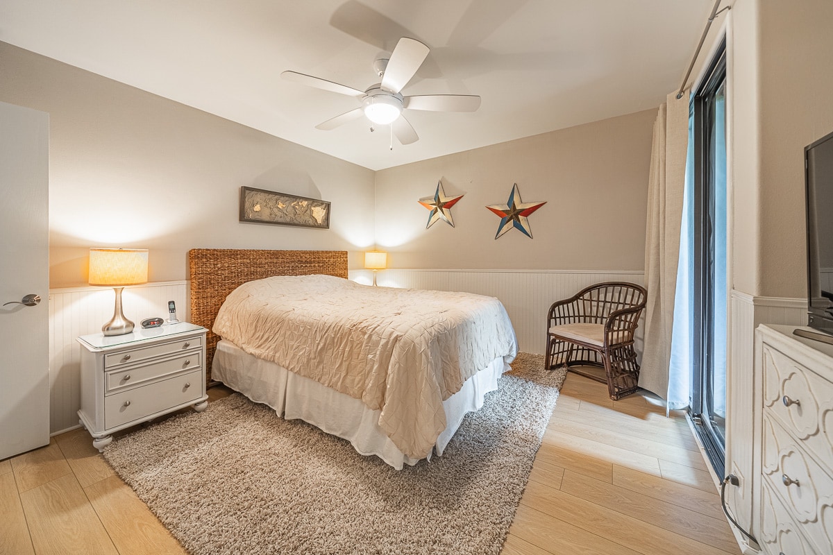 Guest bedroom with a queen sized bed