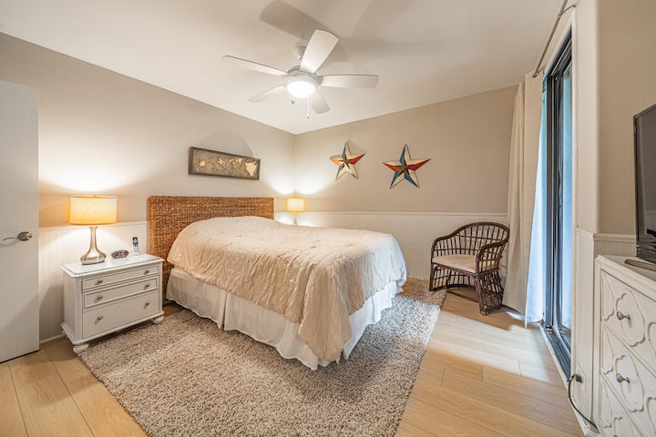 Guest bedroom with a queen sized bed