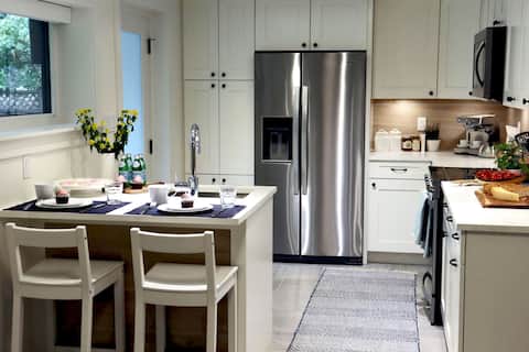 Top Airbnb: Newly Renovated Cozy 1 Bedroom Suite with Hot Tub! in North Vancouver District