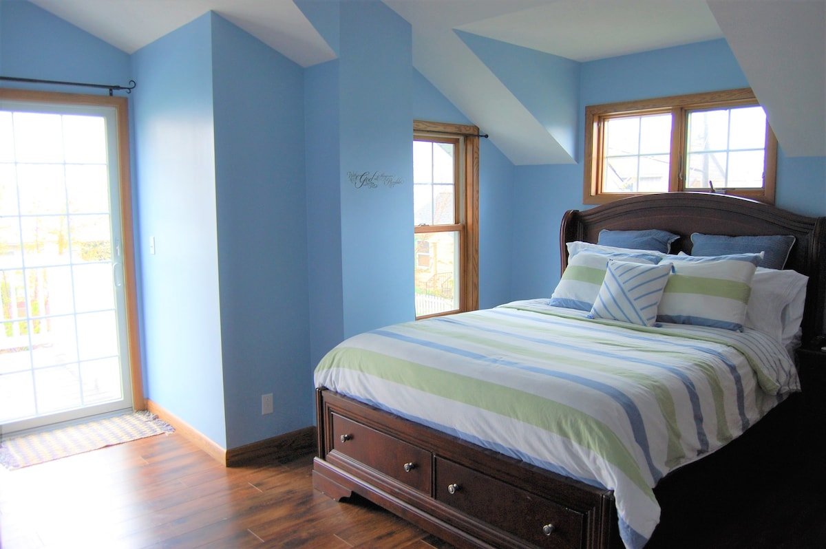 Captains Quarters - Bračni krevet (160x200) s pametnim TV-om, izlazom na balkon i kavom u sobi na jutarnjim satima na balkonu.