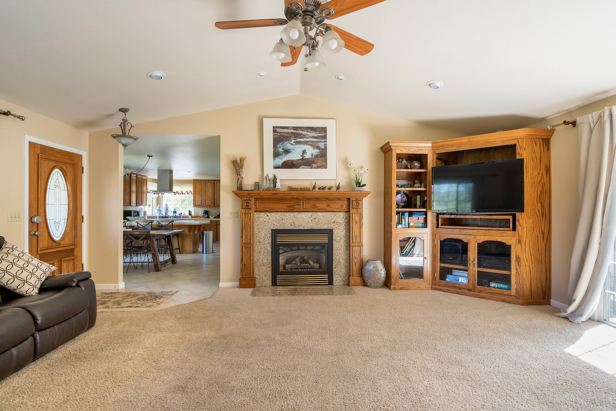 Popular Airbnb listing: Cosy Yosemite Family Home, Bass Lake, 2 Kayaks in Oakhurst