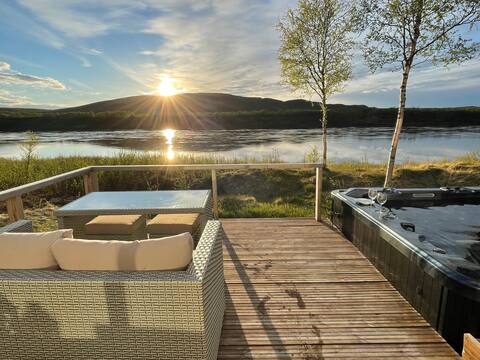Aurora cottage with hot tub in Lapland on the shore of Teno