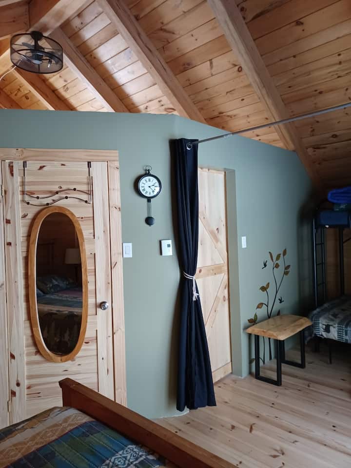 Dhomë gjumi master dhe dhomë gjumi e dytë e ndarë nga një perde, por një derë secila për të shkuar në banjë