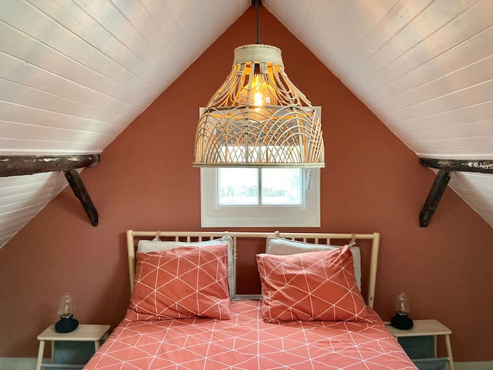 Master bedroom met twee persoonsbed. Eventueel kan een babybed worden bijgeplaatst (of in de andere kamer).