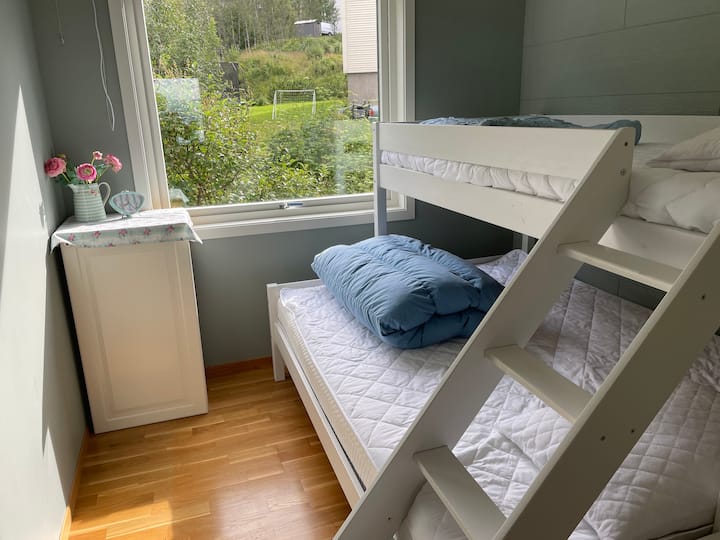 Спалня 2 със семейно легло (двойно легло на долния етаж и единично легло на горния етаж)