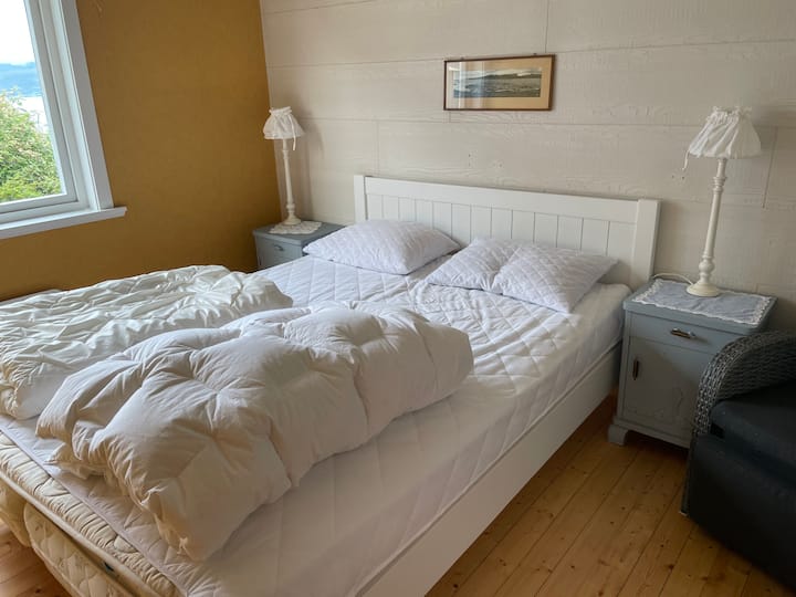 Спалня 3 има двойно легло и място за легло за пътуване за деца, както и калъф за килер на едната стена.