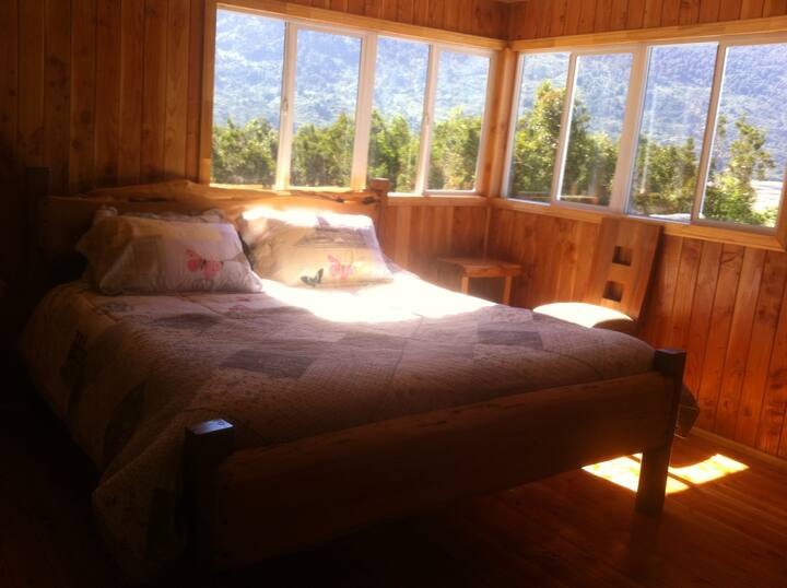 Hoofdslaapkamer. Met een kingsize bed.  En een eigen badkamer