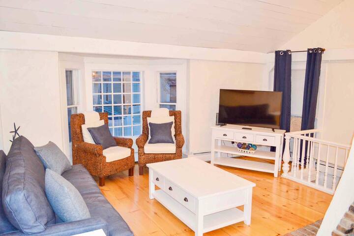 Spacious Home in the Heart of Downtown Newport gallery image 2