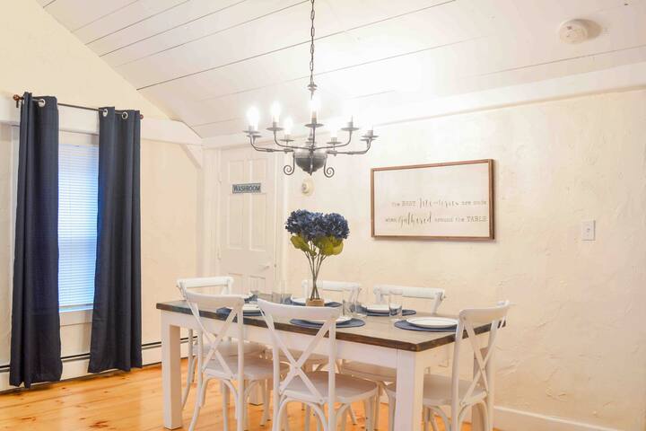 Spacious Home in the Heart of Downtown Newport gallery image 3