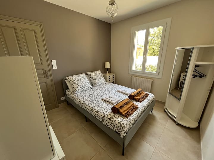 Camera 3 NORD letto 140X200,  porta che dà in garage.