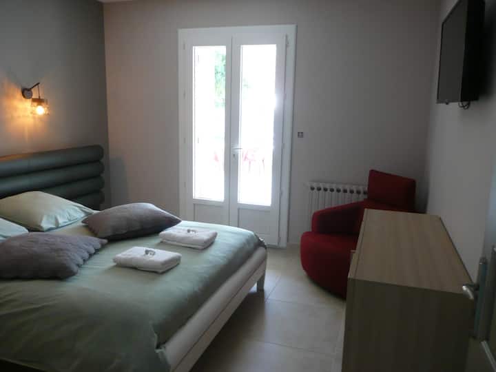 Camera 1 SUD RDC letto 160X200 che si affaccia sul terrazzo.