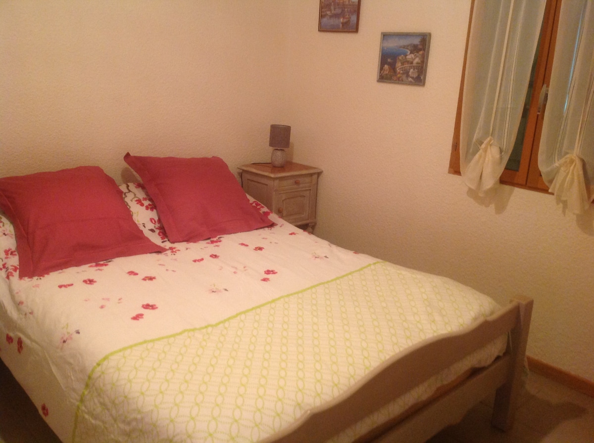 ห้องนอนตู้เสื้อผ้า 2 ตู้และตู้เสื้อผ้าเครื่องปรับอากาศ