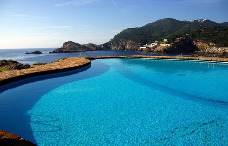 Spectacular ocean views design apartment with boat gallery image 2