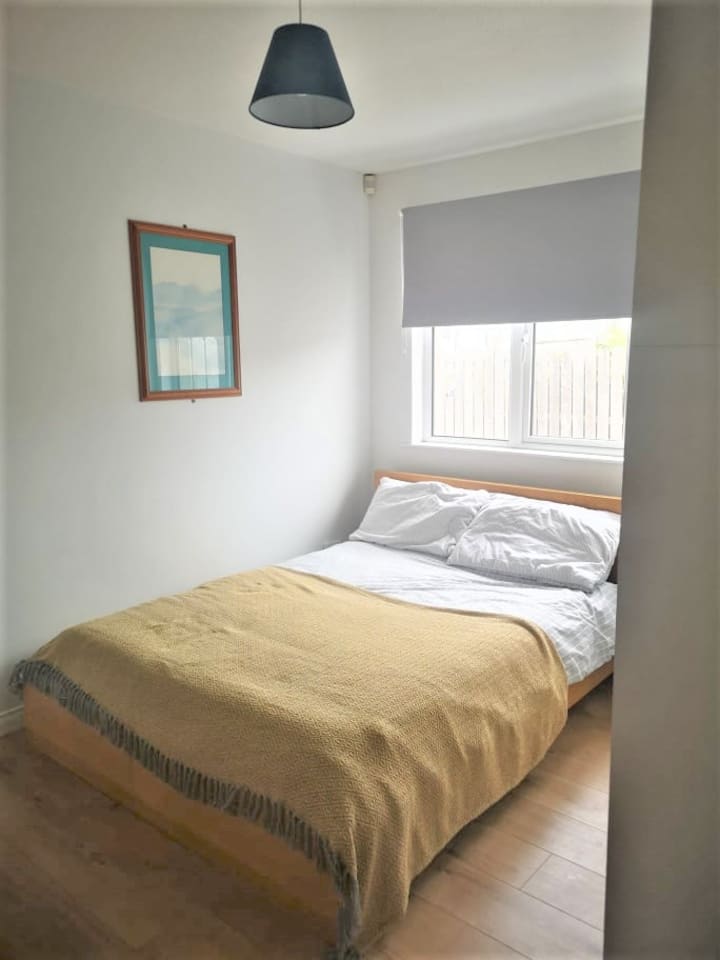 Главна спалня @задна част на къщата 