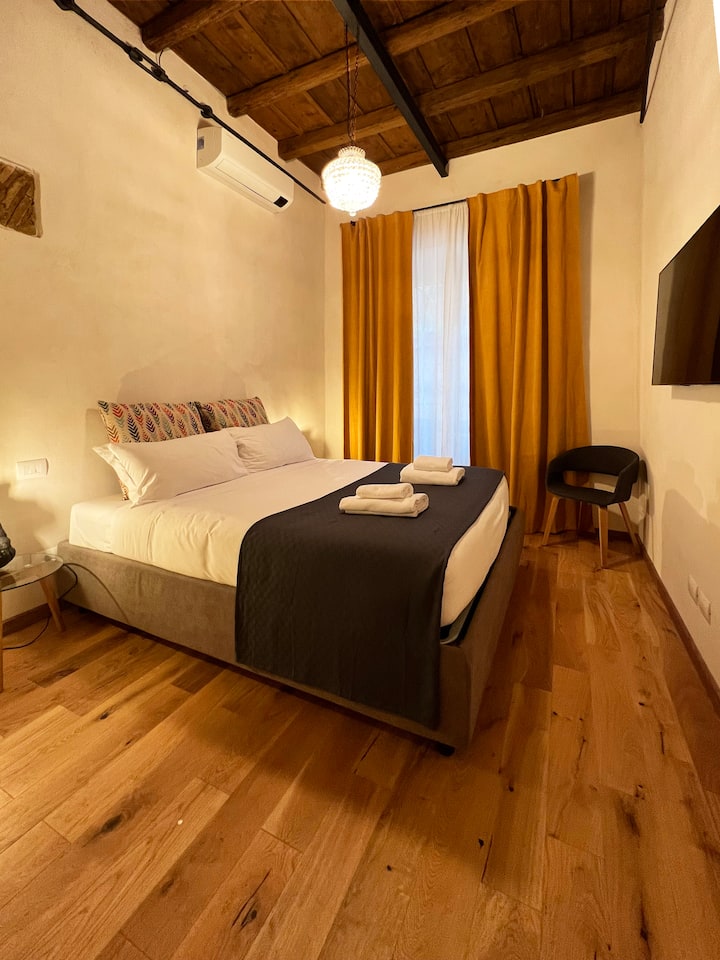 Hlavná spálňa - vlastná kúpeľňa - TV - klimatizácia - vykurovací systém - šatník