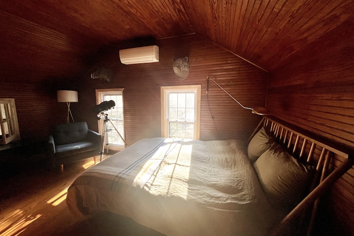 Chumba cha pili cha kulala cha ghorofa ya juu kina kitanda cha ukubwa wa malkia na ni kizuri kwa watoto au wanandoa. 