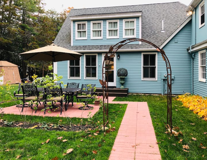 Sunny, Cozy, & Private "Golden Pines" Guest Suite Guest suites for