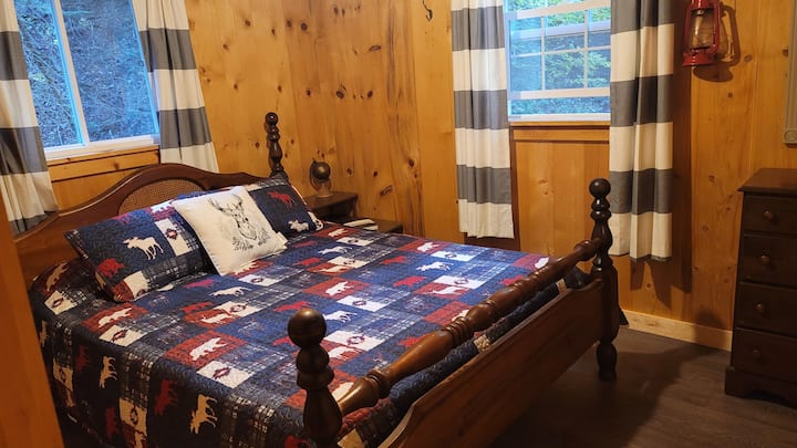 ห้องนอน #1 เตียงควีนไซส์
*** ผู้เข้าพักต้องนำผ้าปูที่นอน + ผ้าห่มมาเองและผ้าเช็ดตัว/ผ้าเช็ดตัวชายหาด ***

มีผ้าห่ม/หมอนให้