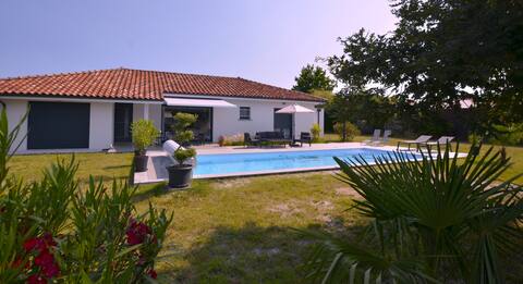 Modern 4* listed villa with pool near Ocean