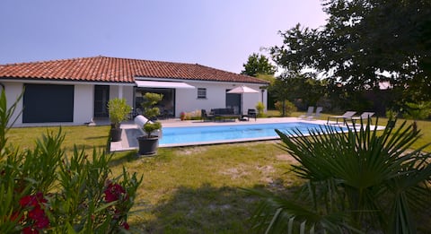 Modern 4* listed villa with pool near Ocean