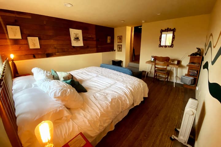 Dormitorio espacioso con cama tamaño king, escritorio, radio y calentadores. 