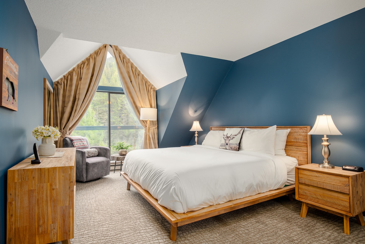 Hlavná spálňa na poschodí. Matrac s manželskou posteľou King.