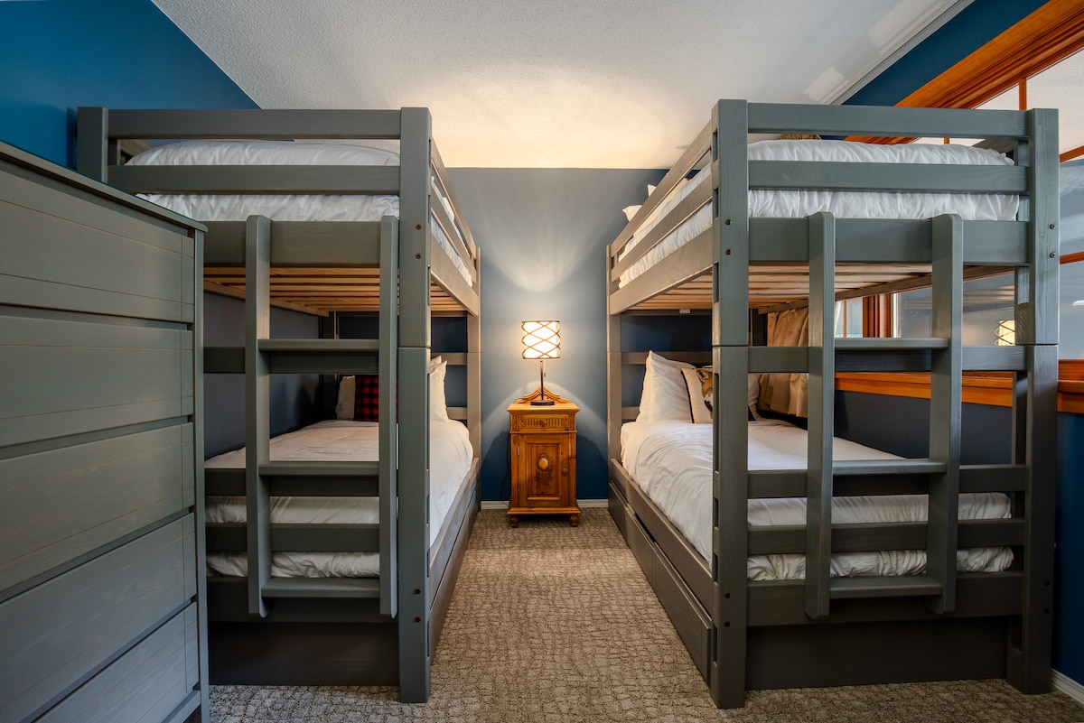 Poschodová spálňa na poschodí. Matrac veľkosti Twin over Twin.