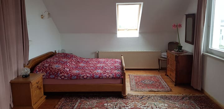 غرفة نوم في العلية، سرير بمقاس كبير، 180 × 200
سريران مفردان، 90 × 200
سرير إضافي للأطفال أو سرير أطفال ممكن 