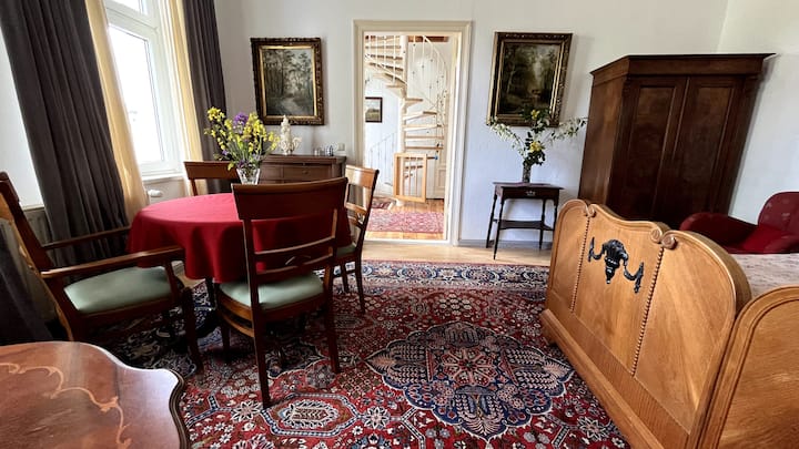 غرفة نوم كبيرة، الطابق الأرضي، مع سرير بحجم كينغ (2× 100 × 200) وأريكة وطاولة وكراسي
سرير إضافي للأطفال أو سرير أطفال ممكن 