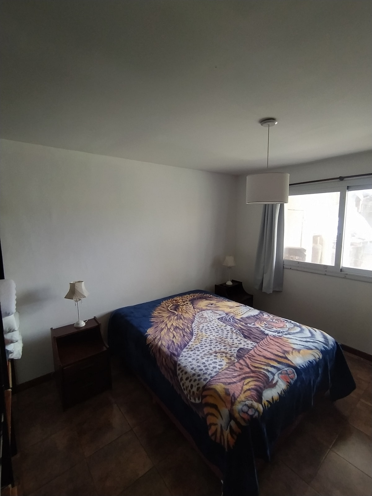 Soba s pametnim TV-om, ormarom i bračnim krevetom