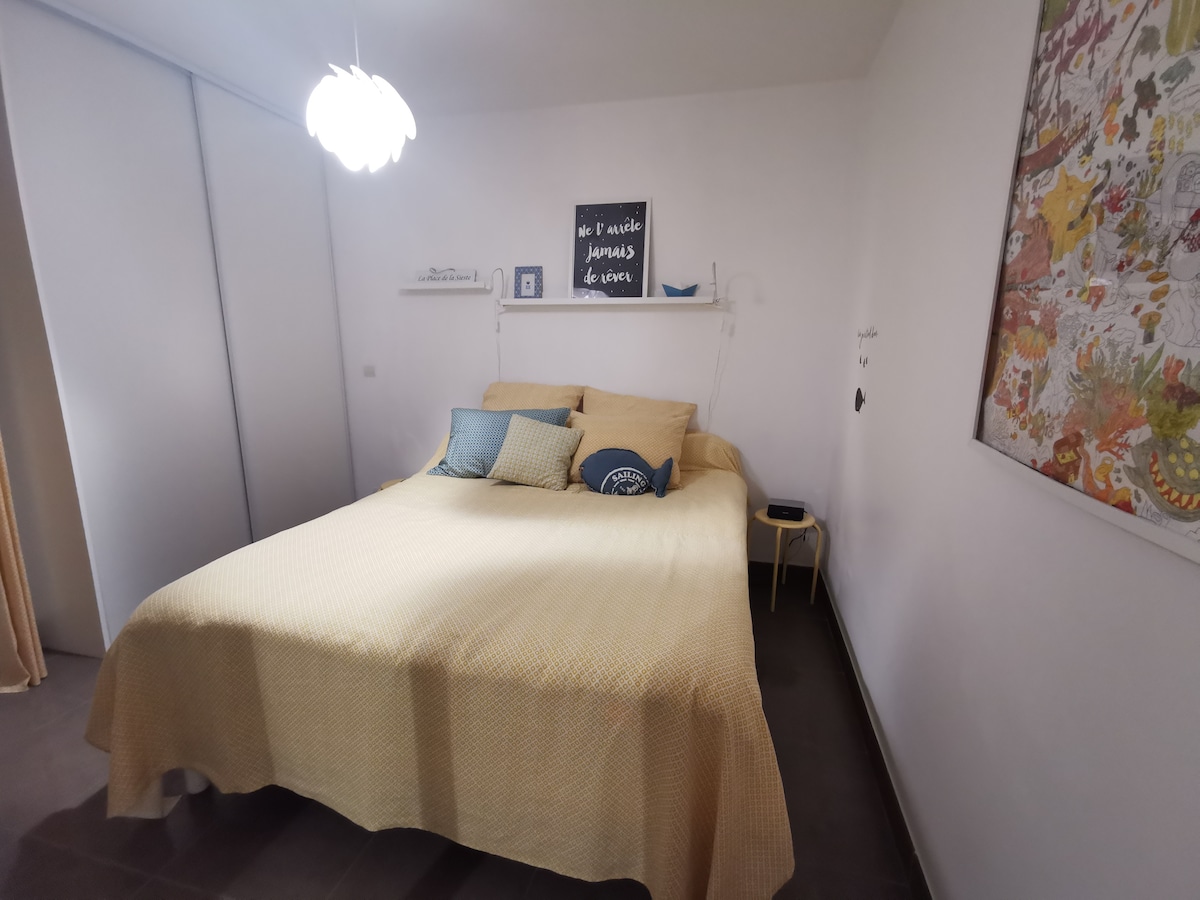 Spálňa s posteľou 160 x 200 skrine a TV s výhľadom na more