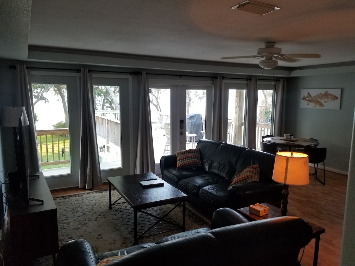 Popular Airbnb listing: Redfish Loft, private waterfront Apt. on East Bay in Midway