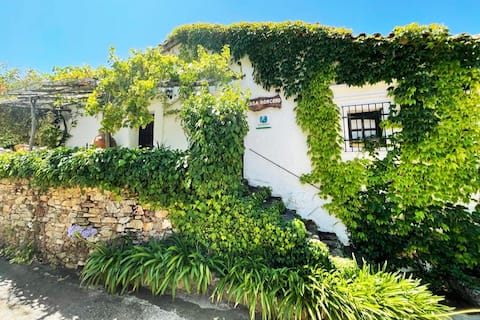 Anuncio de Airbnb popular: CASA RONCERO, beautiful holiday home in Alajar en Huelva