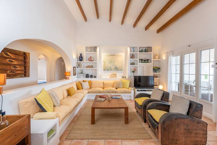 Spectacular front line villa in Binidalí, Menorca gallery image 4