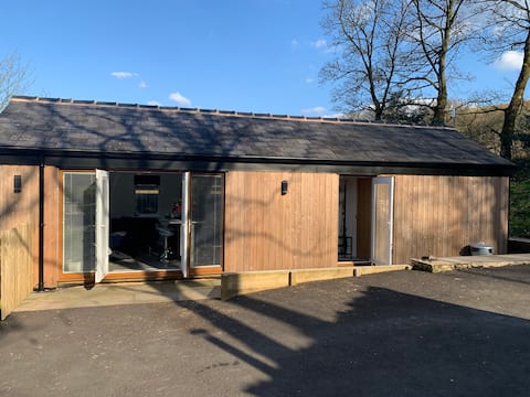 Top performing Airbnb: 5* PRIVATE - HOTTUB Chalet. Unwind - Rustic style in Saddleworth