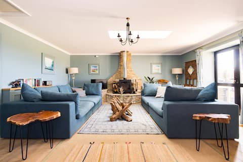 Top performing Airbnb: Stunning Renovation edge of Frome + country views in Frome