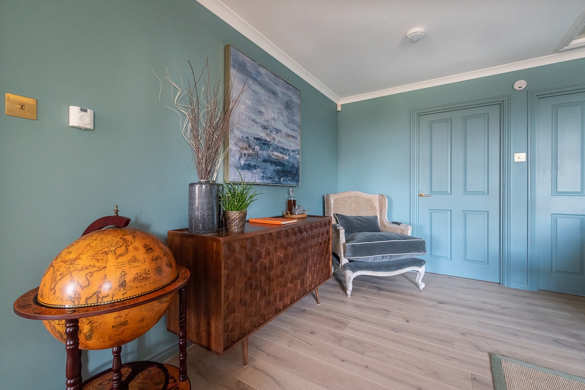 Top performing Airbnb: Stunning Renovation edge of Frome + country views in Frome