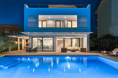 VilIa Lodi -few steps from beach, with heated pool