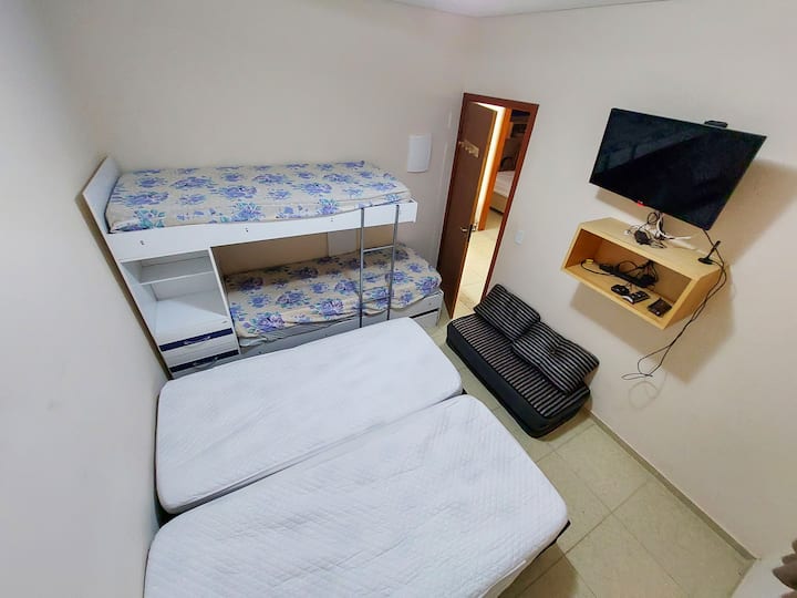 2号卧室，配有双层床、辅助床和2张单人床或双人床；
带开放电视频道和智能设备的电视。