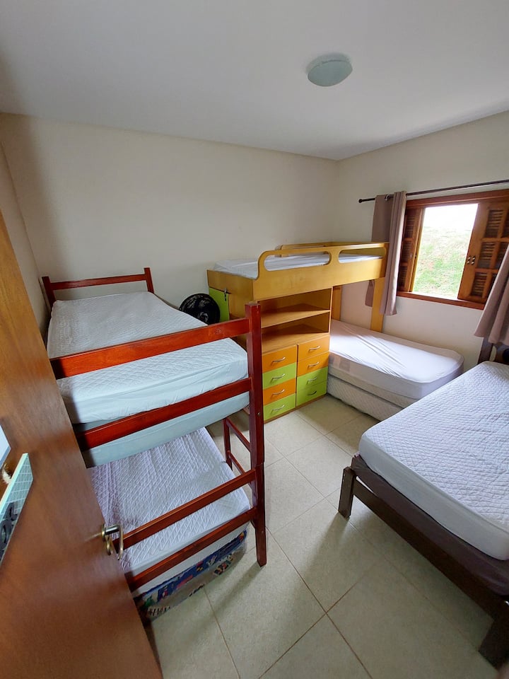 1号卧室，配有双层床、单人床和许多床垫；
带智能设备的电视