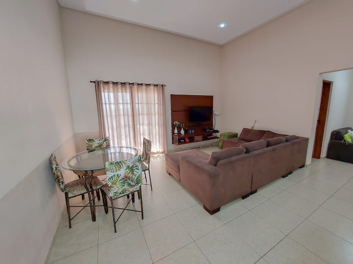 客厅配备10英尺沙发、智能电视、高天花板、通风良好