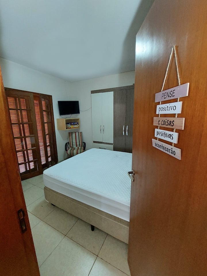 套房配备标准双人床、智能电视、衣柜