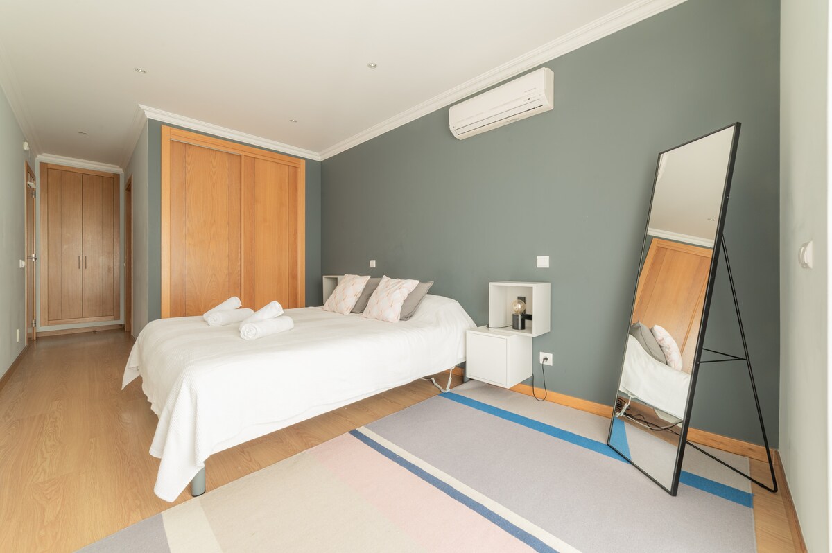 Chumba cha kulala cha kiwango cha juu kilicho na kitanda cha ukubwa