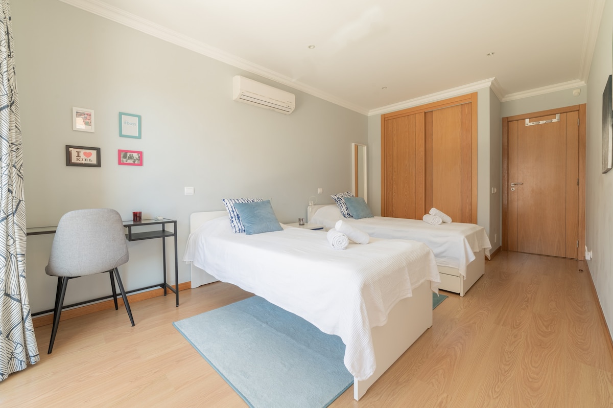 Chumba cha kulala 2 na vitanda viwili vya mtu mmoja na dawati dogo