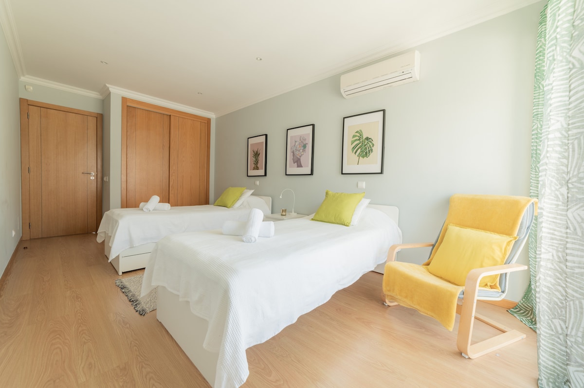 Chumba cha kulala 3 na vitanda viwili vya mtu mmoja na kiti cha kustarehesha cha mkono 